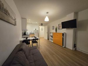 Kuchyň nebo kuchyňský kout v ubytování Appartement centre de Paris 19