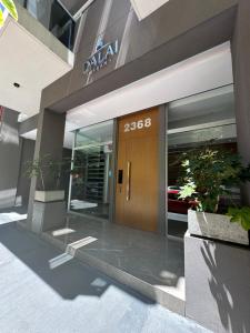 マル・デル・プラタにあるDepartamento con cochera zona Guemesの回転ドア付き建物入口