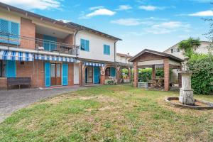 an empty yard in front of a house at Casa degli Zii appartamento Letizia in Luni