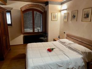 Postel nebo postele na pokoji v ubytování Osteria Del Borgo B&B