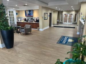 a lobby of a hospital with a waiting room at Days-Inn by Wyndham Cedartown in Cedartown