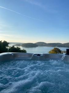 卢恩斯基尔Fräknero的享有水体景致的热水浴池