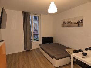 TV a/nebo společenská místnost v ubytování Appartement centre de Paris 19