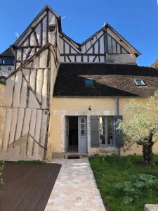 an old house with a large building at Terracotta - Séjour à Auxerre in Auxerre +15 photos