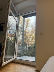 a room with a sliding glass door with a balcony at Study & Work am Campus Chemnitz in Chemnitz