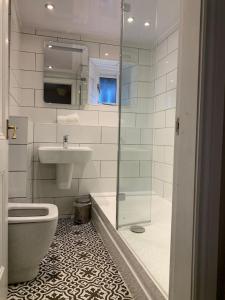 Un baño con ducha, inodoro y lavabo. en Thomas Fold Flat, en Ambleside 7 fotos más