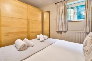 Un dormitorio con una cama con almohadas blancas. en Thomas Fold Flat, en Ambleside