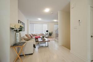 Imagen de la galería de Spacious Executive Townhome, en Oakville