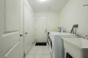 Imagen de la galería de Spacious Executive Townhome, en Oakville 28 fotos más