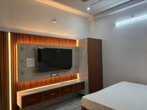 TV a/nebo společenská místnost v ubytování The Divyakashi stay