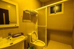 ein Badezimmer mit Toilette, Waschbecken und Dusche in der Unterkunft Summer Travel B&B in Taitung + 9 Fotos