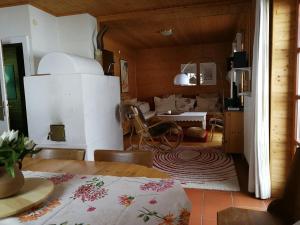 圣奥斯瓦尔德Chalet Dreibubenhaus.的带桌子的客厅和厨房