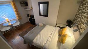 a bedroom with a bed and a table and a window at EI8HT Brighton Guest Accommodation in Brighton & Hove +32 photos