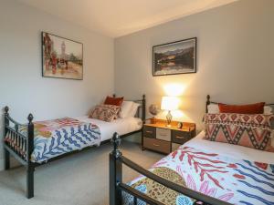 1 Schlafzimmer mit 2 Betten und einem Nachttisch in der Unterkunft Barley Cottage in Huntingdon