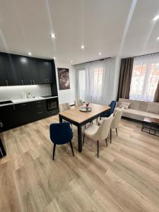 eine Küche und ein Esszimmer mit Tisch und Stühlen in der Unterkunft Apartament w Rynku - Duszniki- Zdrój in Duszniki-Zdrój