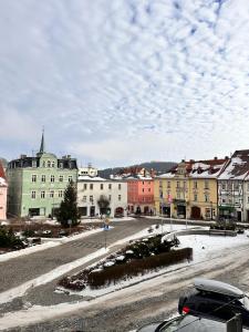 ein Blick auf eine Stadt mit Gebäuden und einer Straße in der Unterkunft Apartament w Rynku - Duszniki- Zdrój in Duszniki-Zdrój