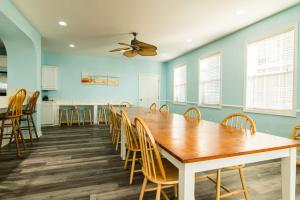 マートルビーチにあるTropical Cherry Grove Ocean View Beach House w Poolの大きな木製のテーブルと椅子のあるダイニングルーム +42枚の写真