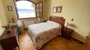 a bedroom with a bed and a window at Apartamento PANXOLIÑAS in Panjón