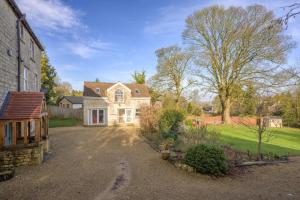 an image of a house with a driveway at 19th Century House Private Parking nr Painswick in Painswick