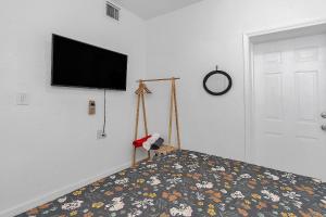 Μια τηλεόραση ή/και κέντρο ψυχαγωγίας στο Private room in Little Havana