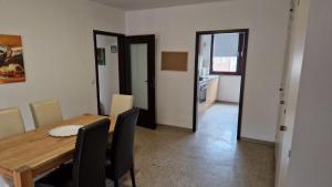 a dining room with a wooden table and chairs at Gästezimmer B in Mönchengladbach +7 photos
