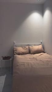 Ένα ή περισσότερα κρεβάτια σε δωμάτιο στο مسكن شيهانة