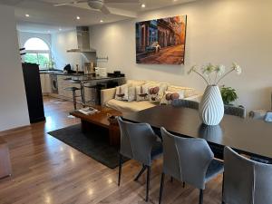 una sala de estar con una mesa y un sofá en Sotogrande apartamento duplex, en Sotogrande