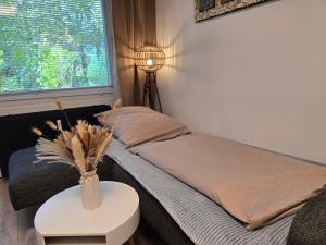 Postel nebo postele na pokoji v ubytování Erholungs- Apartment am Kurpark & Therme Bad Urach + 13 fotografií