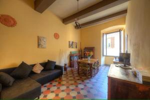 uma sala de estar com um sofá e uma mesa em Historical building charming apartment em Florença