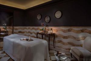 Кровать или кровати в номере Anantara Villa Padierna Palace Benahavís Marbella Resort - A Leading Hotel of the World