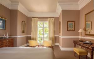 Кровать или кровати в номере Anantara Villa Padierna Palace Benahavís Marbella Resort - A Leading Hotel of the World