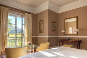 Кровать или кровати в номере Anantara Villa Padierna Palace Benahavís Marbella Resort - A Leading Hotel of the World