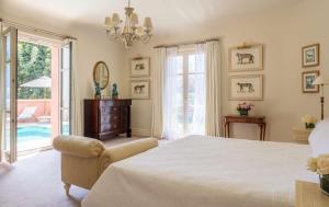 Кровать или кровати в номере Anantara Villa Padierna Palace Benahavís Marbella Resort - A Leading Hotel of the World