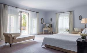 Кровать или кровати в номере Anantara Villa Padierna Palace Benahavís Marbella Resort - A Leading Hotel of the World