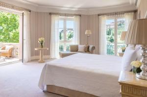 Кровать или кровати в номере Anantara Villa Padierna Palace Benahavís Marbella Resort - A Leading Hotel of the World