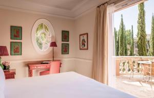 Кровать или кровати в номере Anantara Villa Padierna Palace Benahavís Marbella Resort - A Leading Hotel of the World