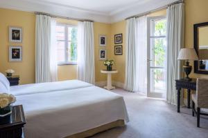 Кровать или кровати в номере Anantara Villa Padierna Palace Benahavís Marbella Resort - A Leading Hotel of the World