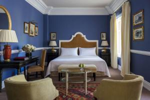 Кровать или кровати в номере Anantara Villa Padierna Palace Benahavís Marbella Resort - A Leading Hotel of the World