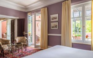 Кровать или кровати в номере Anantara Villa Padierna Palace Benahavís Marbella Resort - A Leading Hotel of the World