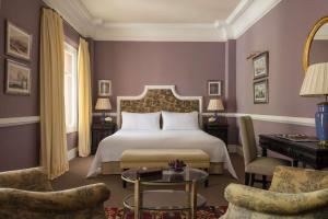 Кровать или кровати в номере Anantara Villa Padierna Palace Benahavís Marbella Resort - A Leading Hotel of the World
