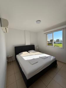 Un pat sau paturi într-o cameră la Sunrise