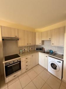 O bucătărie sau chicinetă la Sunrise