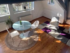 Posezení v ubytování Maisonette-Appartment in historischem Ambiente + 12 fotografií