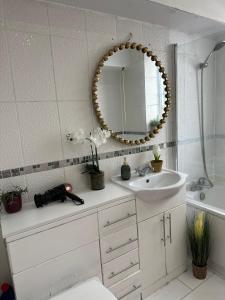 a bathroom with a sink and a mirror on the wall at Cosy Luxurious Room in The Heart of London in London +33 photos