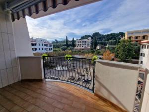 een vogel die op de balustrade van een balkon zit bij Casa Vacanza Viale Italia in Vieste