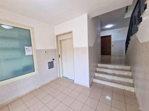 een hal van een gebouw met een trap en een raam bij Casa Vacanza Viale Italia in Vieste