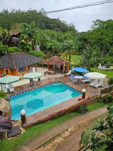 an overhead view of a swimming pool with a wooden deck at Delícias da Tilápia em Domingos Martins ES in Domingos Martins +81 photos
