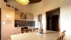 Kuchyňa alebo kuchynka v ubytovaní Loretta - Private holiday apartment with shared pool