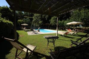 Bazén v ubytovaní Loretta - Private holiday apartment with shared pool alebo v jeho blízkosti