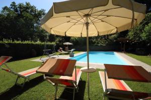 Bazén v ubytovaní Loretta - Private holiday apartment with shared pool alebo v jeho blízkosti